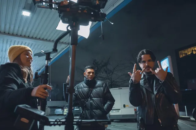Dreh an der Tankstelle: Crew mit Gimbal und Darsteller