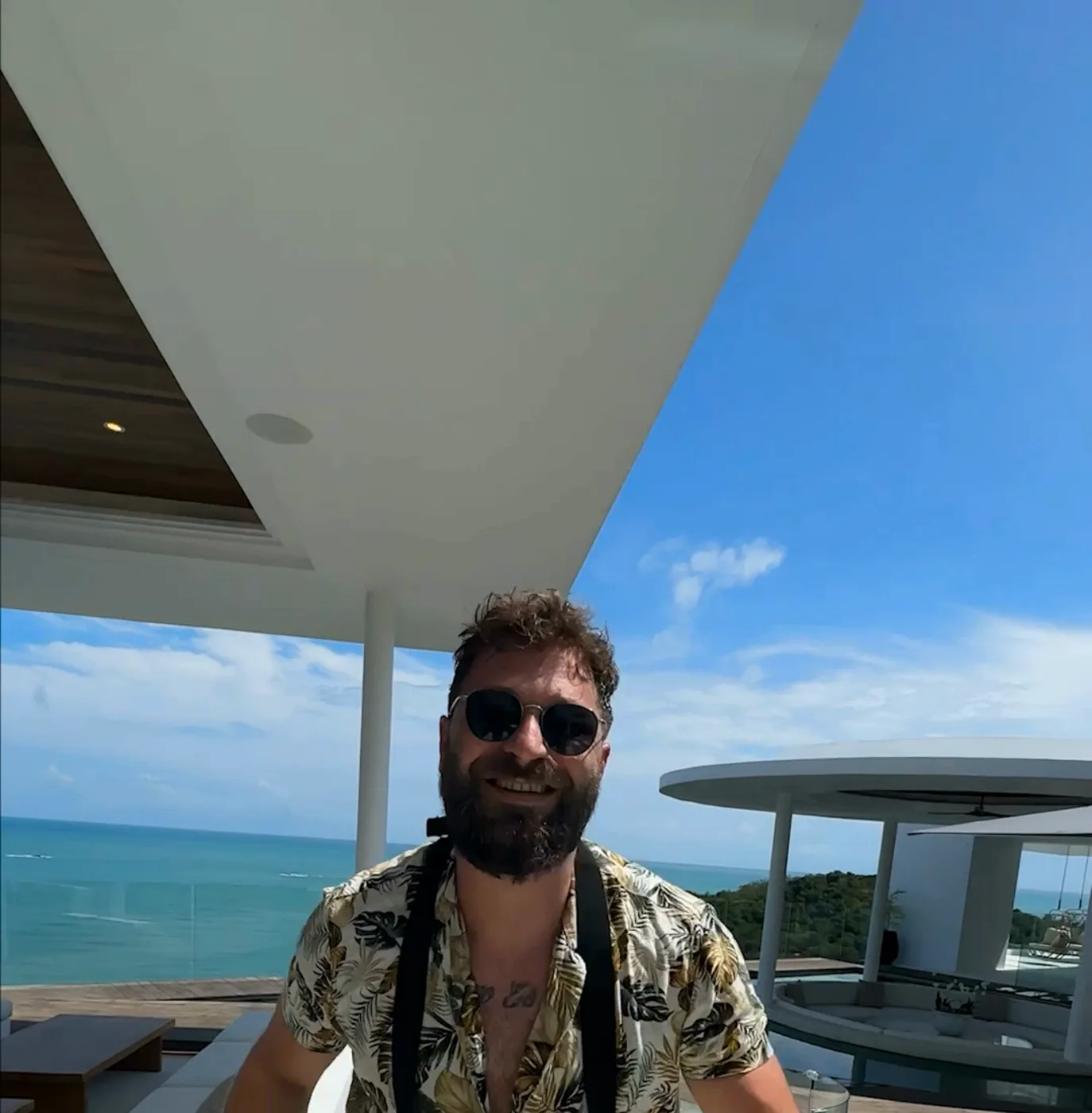 Florian auf einer Terrasse mit Meerblick