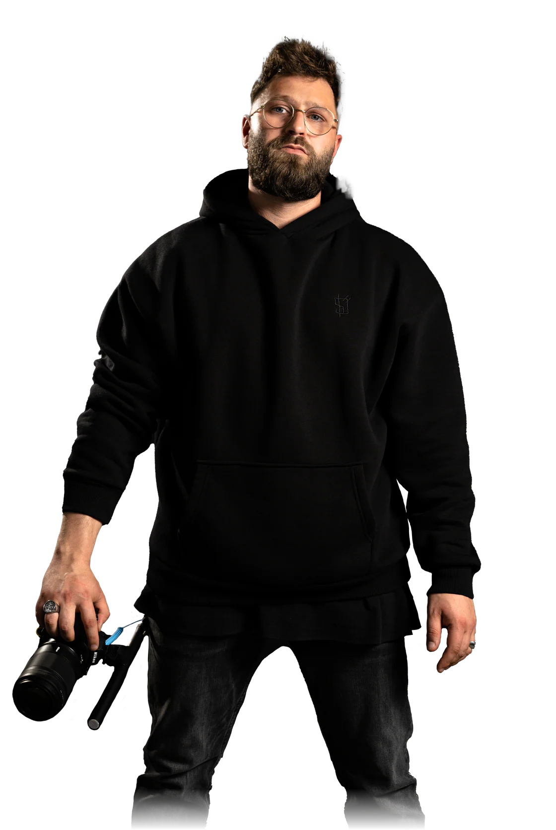 Florian, Videograph und Editor, steht frontal mit der Kamera in der rechten Hand