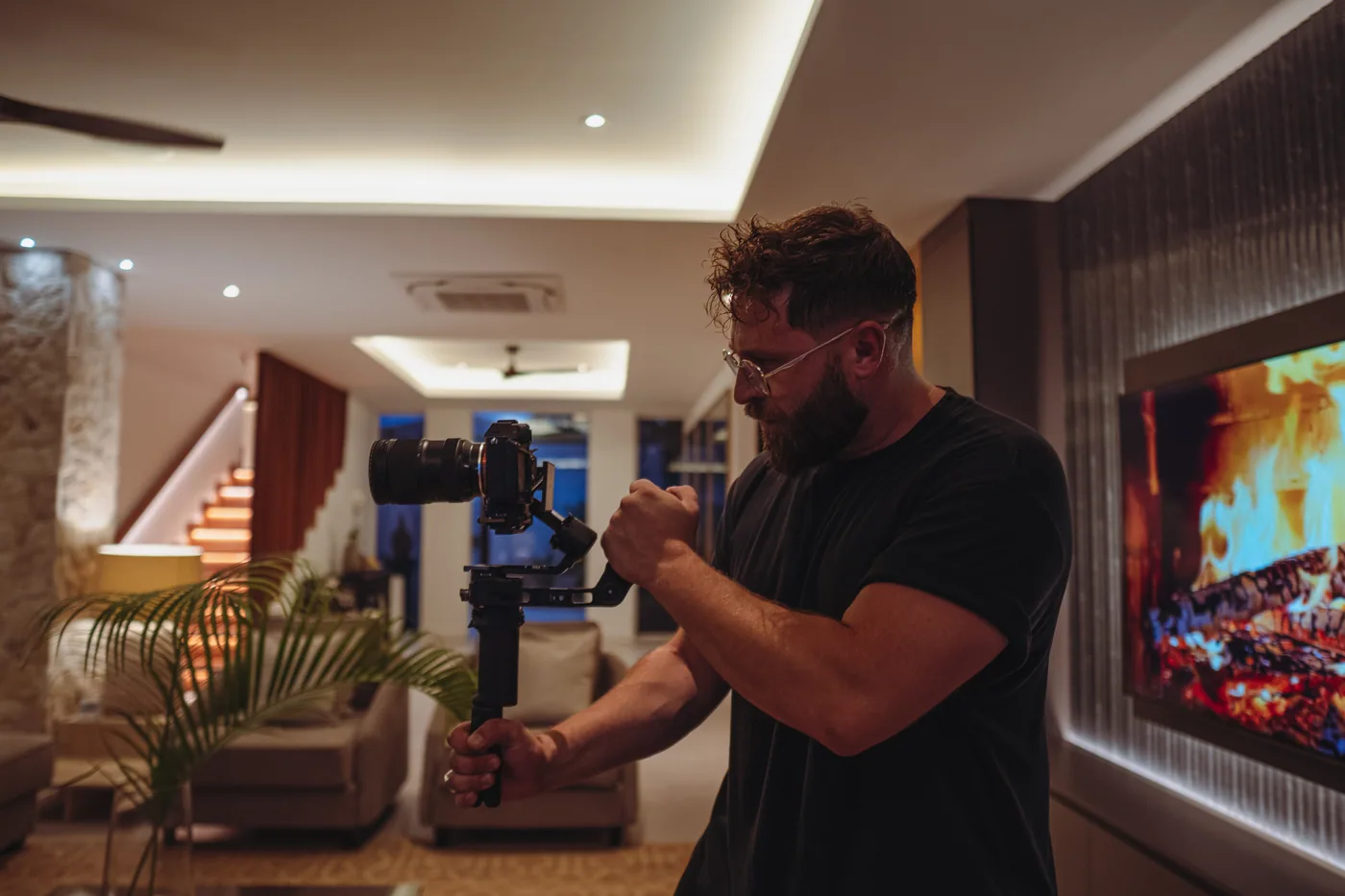 Florian führt die Kamera auf dem Gimbal durch den Wohnraum einer Villa
